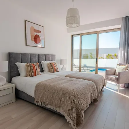 Villa Panoramic Linked With Private Pool - 12a *